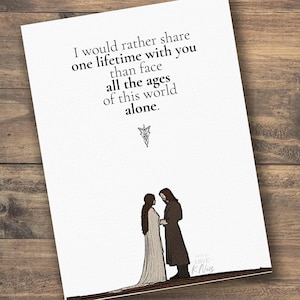 Puede incluir: Una tarjeta blanca con una cita romántica en texto negro: "Preferiría compartir una vida contigo que afrontar todas las edades de este mundo solo." Un dibujo de una pareja está en la parte inferior. La tarjeta está sobre una superficie de madera.