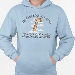 Felpa con cappuccio con gioco di parole sulla giraffa e la scritta "Tieni la testa tra le nuvole", maglietta grafica sarcastica e antisociale.