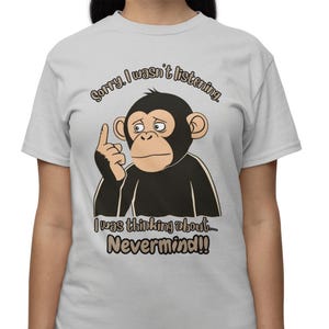 Maglietta con scimmia distratta "Non stavo ascoltando, stavo pensando a..." Maglietta grafica con meme sarcastico