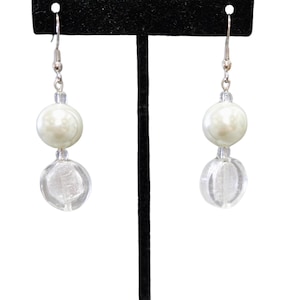 Pendientes de cristal hechos a mano con lámina de plata y perlas blancas - Joyas elegantes y gruesas - Pendientes colgantes llamativos