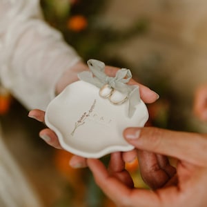 Porte-alliances mariage personnalisé – bord festonné – initiales et date – botanique minimaliste – rustique chic