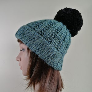 Blaue Wollmütze. Chunky Pom Pom Beanie. Blaue Gerippte Bobble Beanie. Warme Wolle Beanie. Blaue Snowboard-Hut. Handgefertigte, gestrickte warme Wintermütze Bild 1