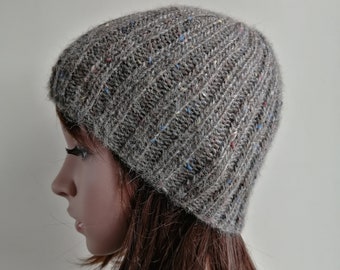 Berretto di lana grigio fatto a mano: cappello invernale a coste in maglia grossa