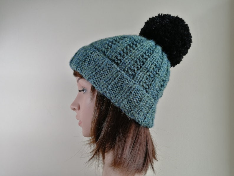 Blaue Wollmütze. Chunky Pom Pom Beanie. Blaue Gerippte Bobble Beanie. Warme Wolle Beanie. Blaue Snowboard-Hut. Handgefertigte, gestrickte warme Wintermütze Bild 1