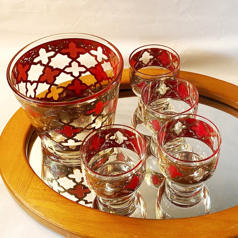 Vintage barbestick • 1970-talet • Cocktail-/whiskyset • Piedestalglas / Suburbans • Ishink • Röda och guldfärgade gotiska kors • W Virginia-glas bild 2