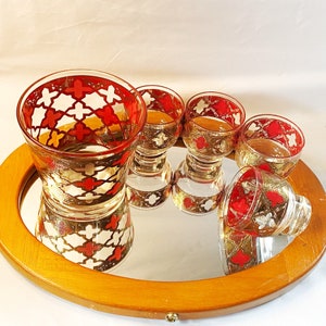 Vintage barbestick • 1970-talet • Cocktail-/whiskyset • Piedestalglas / Suburbans • Ishink • Röda och guldfärgade gotiska kors • W Virginia-glas bild 3