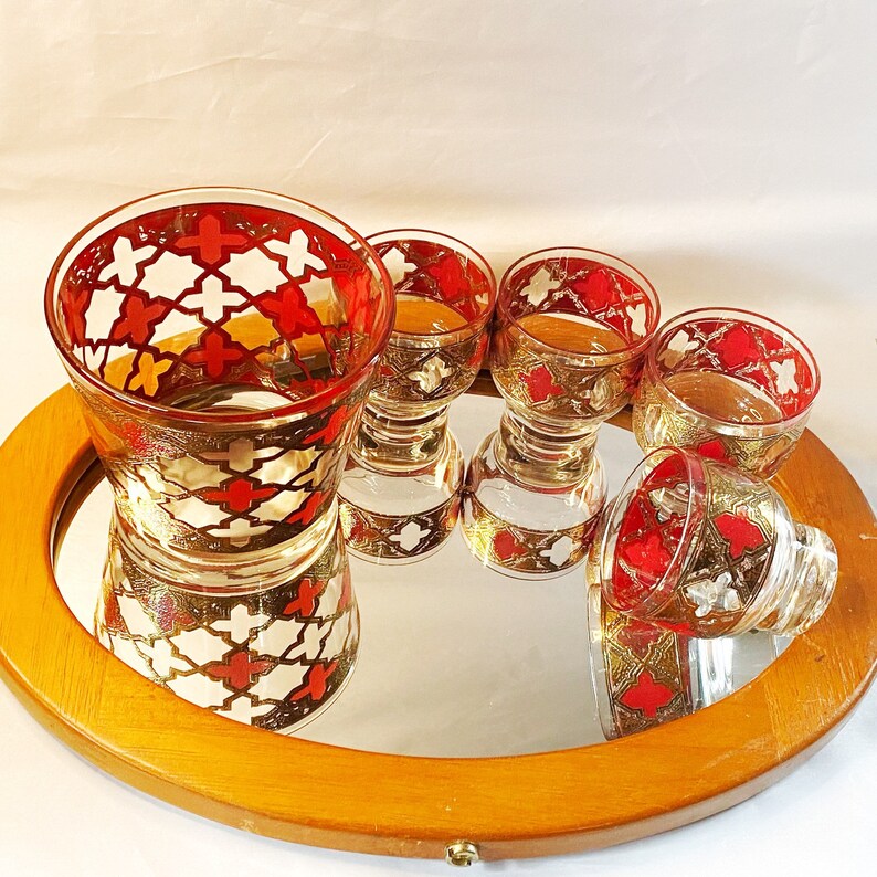 Vintage barbestick • 1970-talet • Cocktail-/whiskyset • Piedestalglas / Suburbans • Ishink • Röda och guldfärgade gotiska kors • W Virginia-glas bild 3