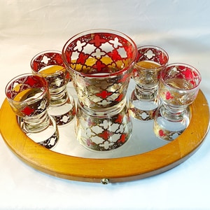 Vintage barbestick • 1970-talet • Cocktail-/whiskyset • Piedestalglas / Suburbans • Ishink • Röda och guldfärgade gotiska kors • W Virginia-glas bild 1