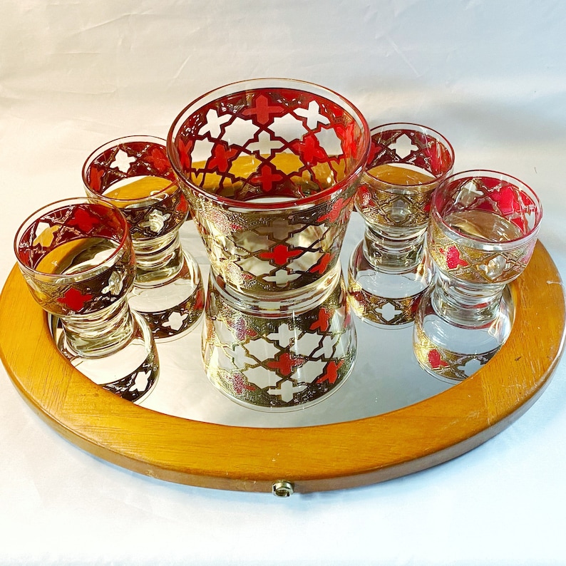 Vintage barbestick • 1970-talet • Cocktail-/whiskyset • Piedestalglas / Suburbans • Ishink • Röda och guldfärgade gotiska kors • W Virginia-glas bild 1