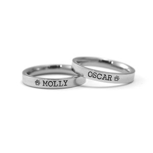 Peut inclure: Deux anneaux en argent gravés avec les noms "Molly" et "Oscar", chacun avec un symbole de patte.