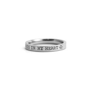 Op de afbeelding: Een zilveren ring met de inscriptie "Always in my heart" gegraveerd op de band.