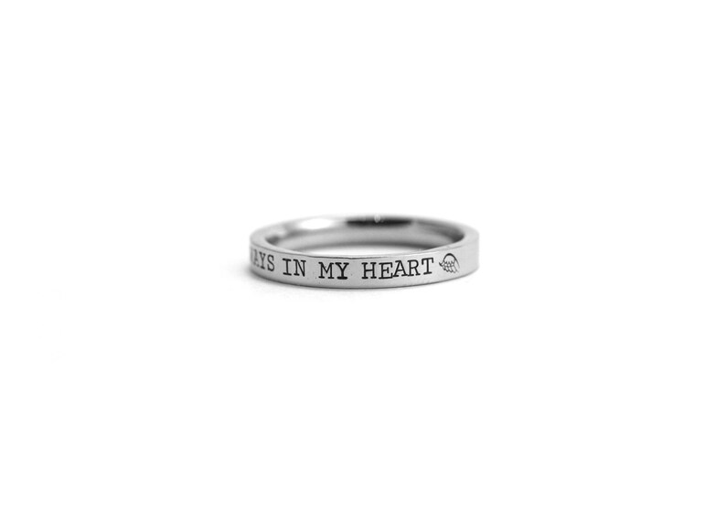 Op de afbeelding: Een zilveren ring met de inscriptie "Always in my heart" gegraveerd op de band.