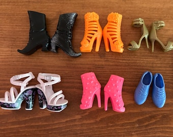 Zapatos y botas a juego para las muñecas Mattel Barbie, Skipper y Chelsea, y para todas sus amigas con pies de tamaño similar.