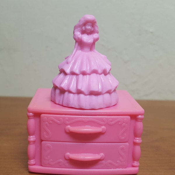 1992 Barbie vintage jewelry box wind-up Magic Moves Mattel features pink girl in long ruffled girl turns around & around to a lovely melody