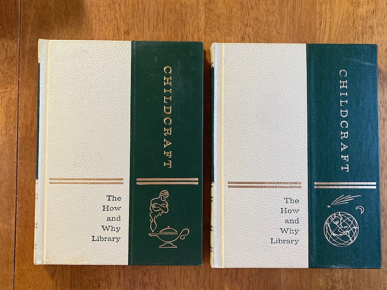 Puede incluir: Dos libros de tapa dura verde y blanca con el t&iacute;tulo "Childcraft" y el texto "The How and Why Library" en el lomo.