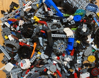 Auténticas piezas LEGO Technic en lote de varios colores: clavijas, conectores, brazos elevadores, engranajes, ladrillos y ladrillos largos con agujeros.