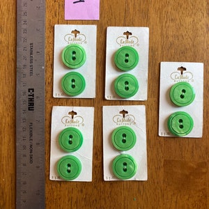 Sets of small and medium green vintage buttons from the 1930s to the 1960s for women&#39;s and children&#39;s shirts, cuffs, and sweaters