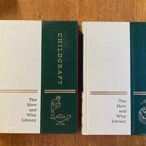 Puede incluir: Dos libros de tapa dura verde y blanca con el t&iacute;tulo "Childcraft" y el texto "The How and Why Library" en el lomo.