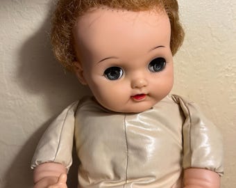 Muñeca Betsy de Ideal de los años 50 con sonido, piel de vinilo, cabeza y extremidades de plástico, ojos que se cierran y sonido que funciona.