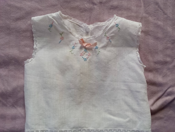 Toddler's 1940s cotton lawn chemise with hand-emb… - image 1