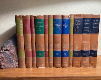 1952, cubierta marrón y roja. Las Grandes Obras de la Britannica presentaron una perspectiva de mediados de siglo sobre el conocimiento más importante del mundo (antiguo y nuevo).