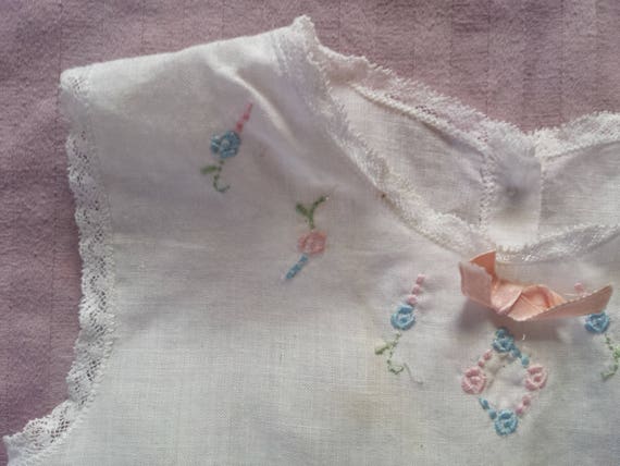 Toddler's 1940s cotton lawn chemise with hand-emb… - image 4