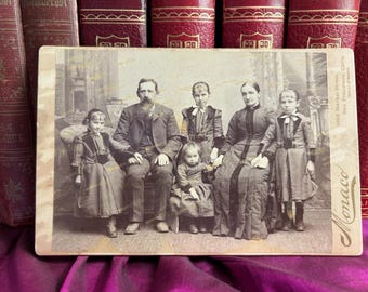 Retrato familiar antiguo en formato tarjeta de gabinete, c. 1895. San Francisco, antes del terremoto de 1906. Estudio J.B. Monaco, North Beach, California. Historia y moda.