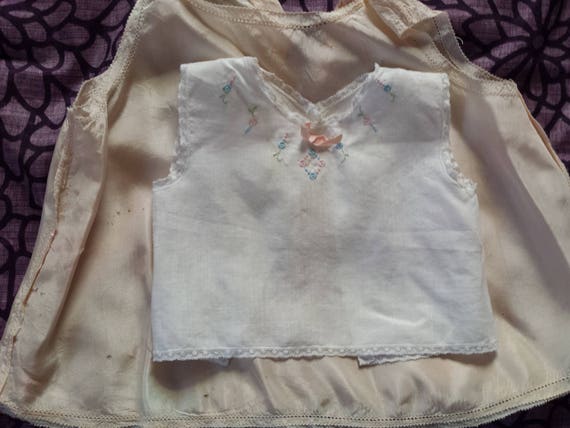 Toddler's 1940s cotton lawn chemise with hand-emb… - image 3