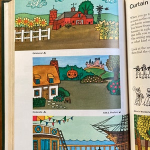Puede incluir: Un libro con ilustraciones de diferentes escenarios, incluyendo una granja, una casa, un barco y un bosque. El t&iacute;tulo del libro es "Curtain" y el texto "When you go to the theatre as soon as the curtain goes up you know something about the play." es visible en la p&aacute;gina.