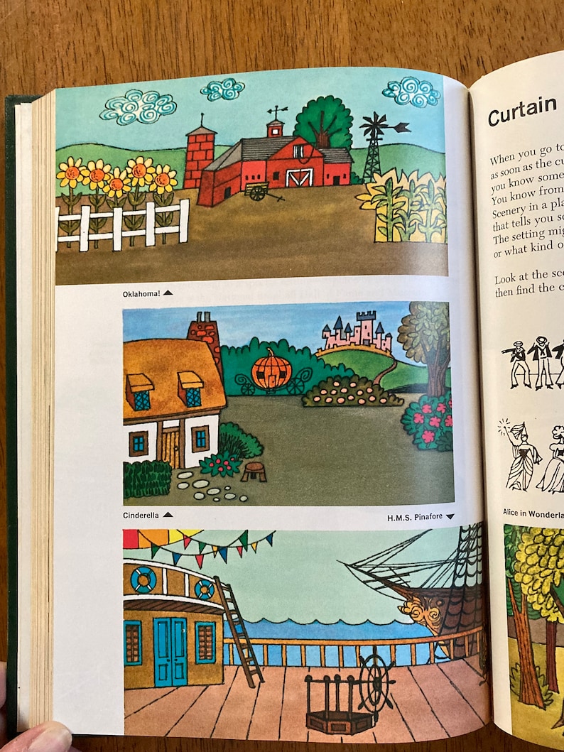 Puede incluir: Un libro con ilustraciones de diferentes escenarios, incluyendo una granja, una casa, un barco y un bosque. El t&iacute;tulo del libro es "Curtain" y el texto "When you go to the theatre as soon as the curtain goes up you know something about the play." es visible en la p&aacute;gina.