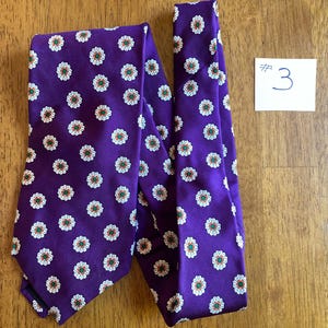 Varias corbatas vintage de Brooks Brothers adornadas con rayas (¡no es ninguna sorpresa!) y una corbata violeta brillante (bastante sorprendente) con margaritas. #3 Purple daisies