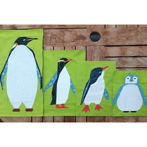 Könnte beinhalten: Vier verschiedene Pinguin-Designs auf grünen Stoffquadraten. Die Pinguine sind alle unterschiedlich groß und haben unterschiedlich farbige Schnäbel und Füße. Die Pinguine schauen alle nach rechts.