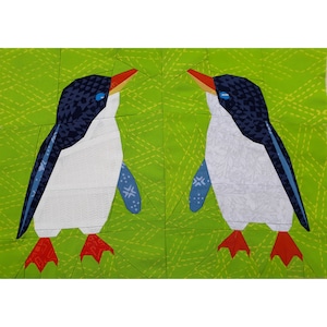 Puede incluir: Dos pingüinos estilizados enfrentados sobre un fondo verde. Los pingüinos están hechos de tela y tienen detalles azules, blancos y rojos.