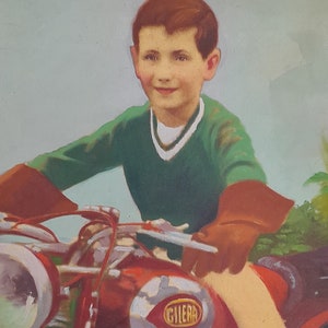 Antikes Vintage Temperamalerei Jungenporträt auf seinem Motorrad italienischem Gilera goldener Rahmen circa 1950 signiert GL ohne GLAS