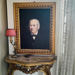 ACHADO RARO! Belo cavalheiro, óleo sobre tela, moldura dourada, fundo escuro, alfinetes dourados, 75 cm por 61 cm, decoração irlandesa, assinado. Senhora disponível.