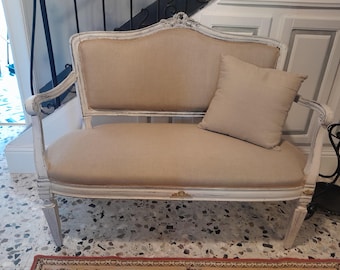 ALLEEN EUROPA VERZENDING, Louis XVI-loveseat kleine bank Versailles, puur linnen kasteel, Marie Antoinette, rozen volants kransen, wit armoedig Frans