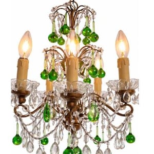 SÄLLSYNT! Pärlbesatt förgylld ljuskrona med 5 lampor, smaragdfärgade Murano-glasregndroppar och makaronipärlor, kristallkronor, venetiansk, antikguld