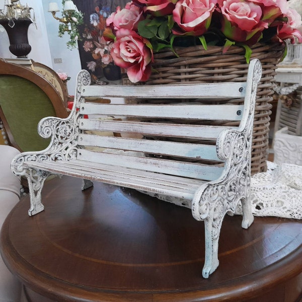 Banc italien pour poupées anciennes ou banc déco shabby chic en fonte blanche écaillée et poutres en bois. Style français, style gustavien, décoration française