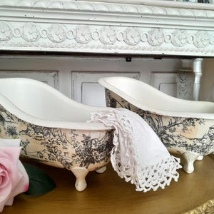 Coppia di bambole decoupage inglesi, vasche da bagno con piedini in plexiglass, modelli di oggetti deco dipinti a mano, carta toile de jouy, vintage, portasapone