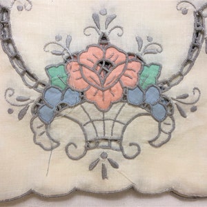 19 manteles individuales vintage Madeira en color rosa, azul, melocotón, verde, apliques y bordados con calados, de algodón.