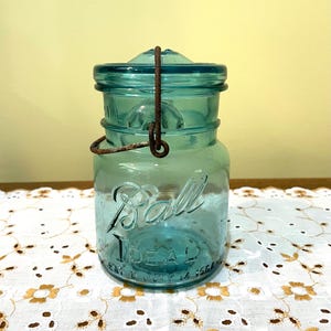 Tarro de bola azul &quot;Lightning Jar&quot; ideal con tapa de cristal y cierre de bisagra vintage de 1930