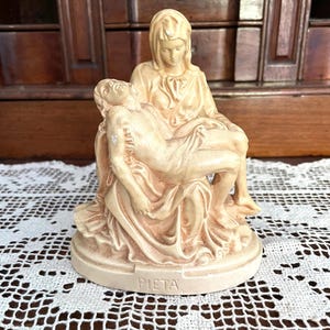 Vintage Michelangelo PIETA Statue Chalkware 1960s Mary and Jesus 5&quot;