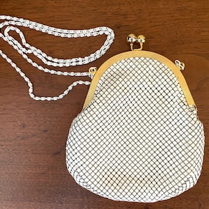 Weisse Mesh Geldbörse mit Langer Weisser Kette Gold Klippverschluss 60cm Vintage 1990er Jahre