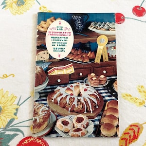 Vintage 1962 Fleischmann Treasury of Yeast Baking Recipes Cookbook