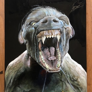 Puede incluir: Pintura detallada de una criatura monstruosa gruñendo, con dientes afilados y la boca muy abierta. La criatura tiene pelaje gris y ojos amarillos, sobre un fondo oscuro. La obra de arte está sobre una superficie negra brillante.
