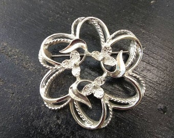 Lovely Sarah Coventry SIlver Tone Flower Brooch , Vintage Sarah Coventry Floral Brooch , Vintage Sarah Coventry Brooch