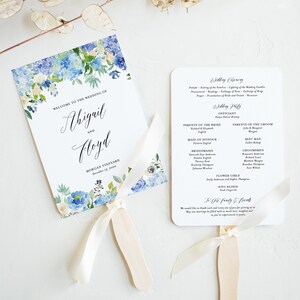 Può includere: Un ventaglio bianco per il programma di nozze con disegni floreali blu e bianchi. Il programma include i nomi di Abigail e Floyd, la data del matrimonio e i nomi degli invitati al matrimonio. Il ventaglio è decorato con un nastro bianco.