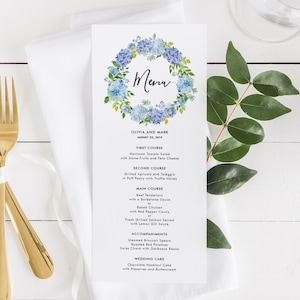 Plantilla de tarjeta de menú de corona floral imprimible - Tarjeta de menú de boda de corona de hortensias azules acuarela - Tarjeta de menú floral editable #024