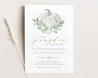 Peut inclure: Une citrouille blanche avec des feuilles vertes et des fleurs blanches. Le texte "A little pumpkin is on the way!" est écrit en lettres dorées. Le texte "Join us for a baby shower honouring Victoria Wilson" est écrit en or. La date et l'heure de l'événement sont indiquées comme suit : "October |18| 2:30 PM". Le lieu est indiqué comme suit : "The Bishop Estate, 874 Meadows Ave, Toronto, ON". Les informations RSVP sont indiquées comme suit : "RSVP to 888 987 6545 by October 15". Les informations sur le registre sont indiquées comme suit : "Registered at Macy's and Pottery Barn". Le texte "Belle Hanah Paperie" est écrit en or au bas de l'invitation.