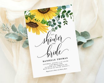Puede incluir: Una tarjeta blanca con un diseño floral de girasoles y el texto "Let's shower the bride" en letra cursiva negra. La tarjeta también incluye el texto "Danielle Thomas" y los detalles de una despedida de soltera, incluyendo la fecha, la hora, la ubicación, la información de RSVP y los detalles del registro.